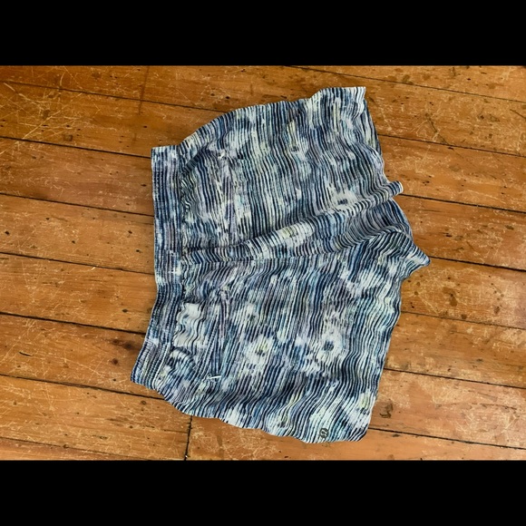 LULULEMON ๐ SHORTS size 8. LIKE NEW! - Picture 2 of 6